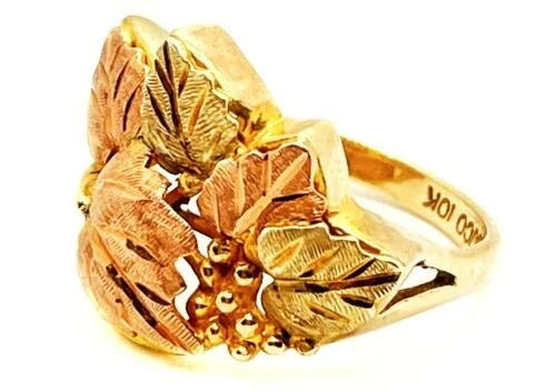 LandstromsBLACK HILLS✨10Kブラックヒルズゴールド リング Landstrom's® 10k Black Hills Gold Mens Antiqued Wedding Ring